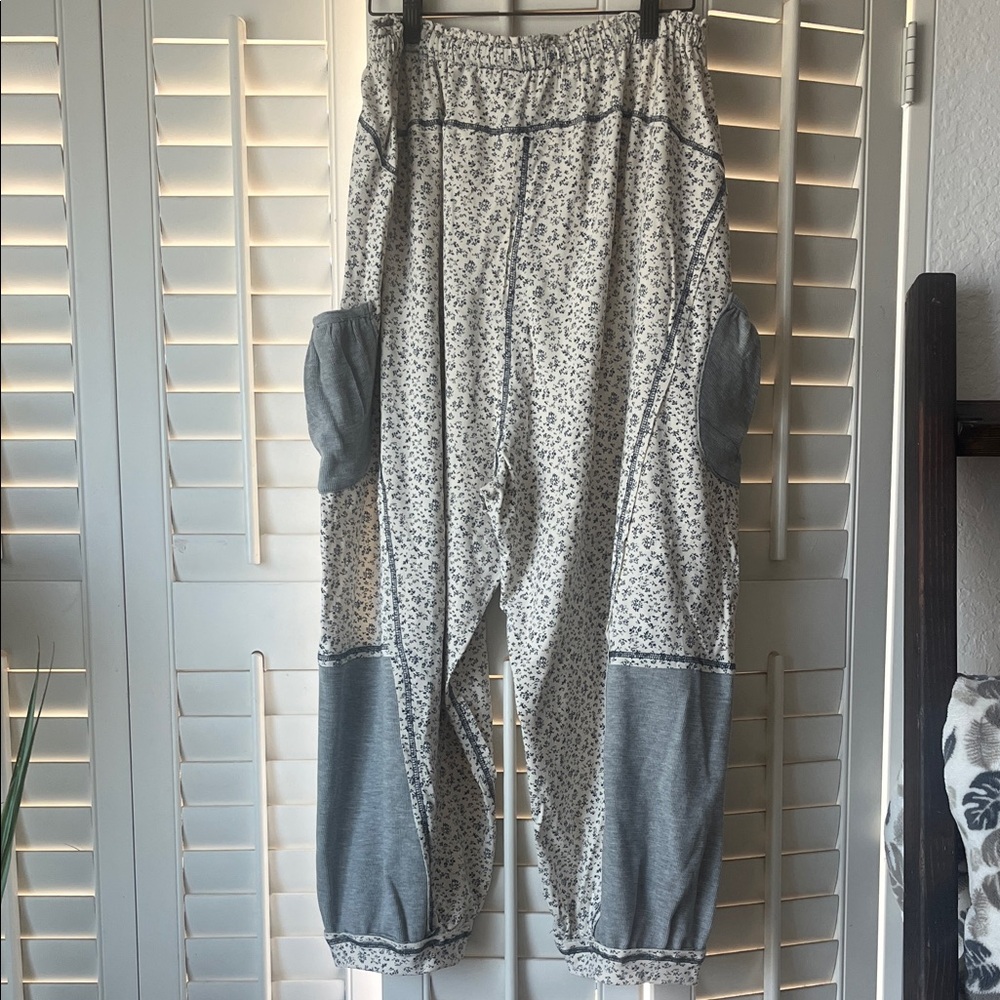 POL Oversized Floral Knit Pants | BNWT | Medium  Floral and Gray Patchwork Pants - Picture 2 of 5
